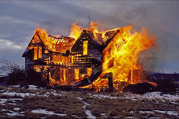 [Bild: burning_house-7501.jpg]